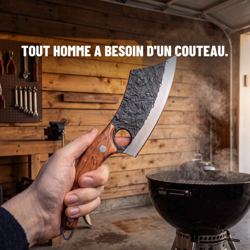 Prise en main du couteau Dragotak dans un garage, index dans le trou de préhension